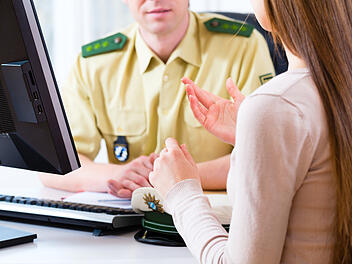 Frau findet Ehemann nicht wieder und bittet Polizei um Hilfe