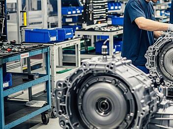 Produktion von Automatik- und Schaltgetrieben bei einem Autozulieferer.