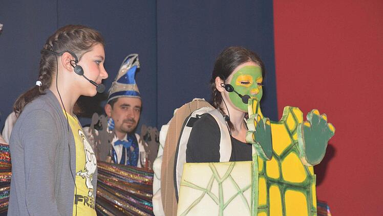 Hannah Gromhaus (links) und Sophia Bayersdorfer (rechts) sparten nicht mit witz. Die beiden jungen Damen nahmen den neuen Geldautomaten in der Raiffeisenfiliale genauer unter die Lupe.  Foto: Schmidt