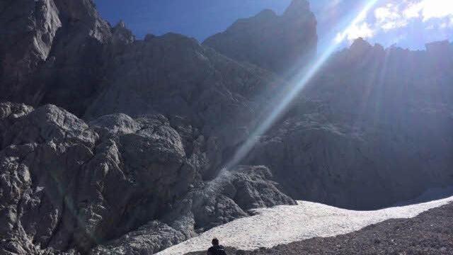Die letzten Schneefelder im Kar unter dem Gipfelgrat.