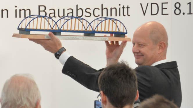Olaf Drescher bekam von Vertretern der bauausführenden Firmen das Modell der dreibogigen Wiesener Mainbrücke geschenkt.