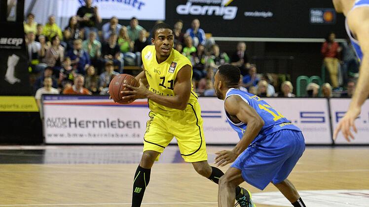 Dr Bayreuther Bryan Bailey (links) gegen den Braunschweiger Dru Joyce. Foto: Peter Mularczyk