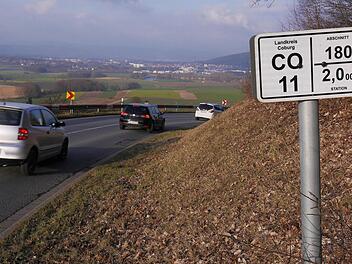 Weg damit: Viel Verkehr, wichtige Funktion als Zubringen zur Autobahn - da ist es nach Ansicht von Neustadts OB Frank Rebhan nur allzu logisch, dass die Bundesrepublik Deutschland die Baulast für die Straße am "Stiefvater" übernimmt. Foto: Berthold Köhler