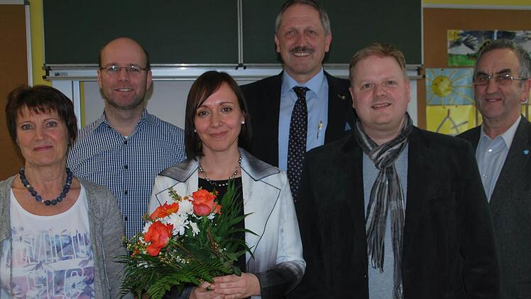 Die Einführung der neuen Schulleiterin der Grundschule Burglauer fand jetzt statt. Unser Foto zeigt (von links) die stellvertretende Schulleiterin Margit Zirker, den Elternbeiratsvorsitzenden Christian Schmitt, Rektorin Carolin Arand, Schulrat Walter Volkmuth, Personalratsvorsitzenden Jürgen Seidenzahl und Bürgermeister Kurt Back.  Foto: Manfred Mellenthin
