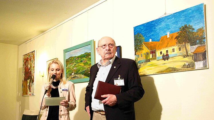 Die Kulturbeauftragte Melanie Bär eröffnet mit Wolfgang Knobl die Ausstellung.  Foto: Richard Sänger