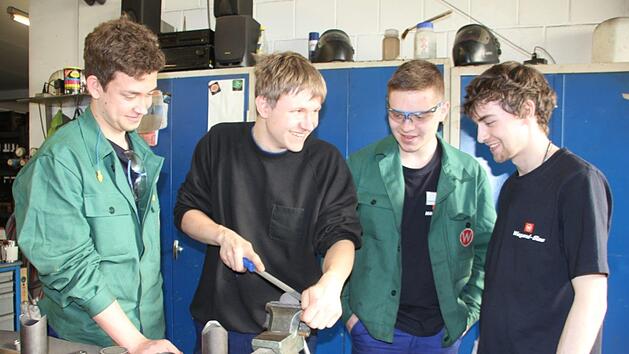 Der Azubi Marc Feuerpfeil (2. von links) findet es positiv, dass er den jungen Auszubildenden aus Wales einen Einblick in seinem Berufsalltag gew&auml;hren kann. Mit im Bild: James Wynne, Edward Leeds und Samuel BufferyVeronika Schadeck
