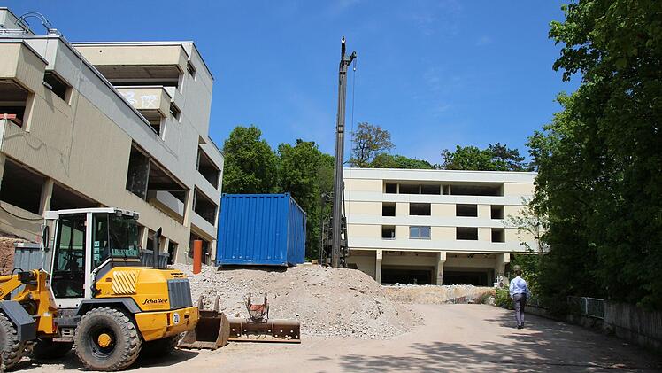 Zwischen ehemaligem Schulgebäude (links) und Internat (rechts) wird eine zweistöckige Tiefgarage gebaut. Foto: Ulrike Nauer
