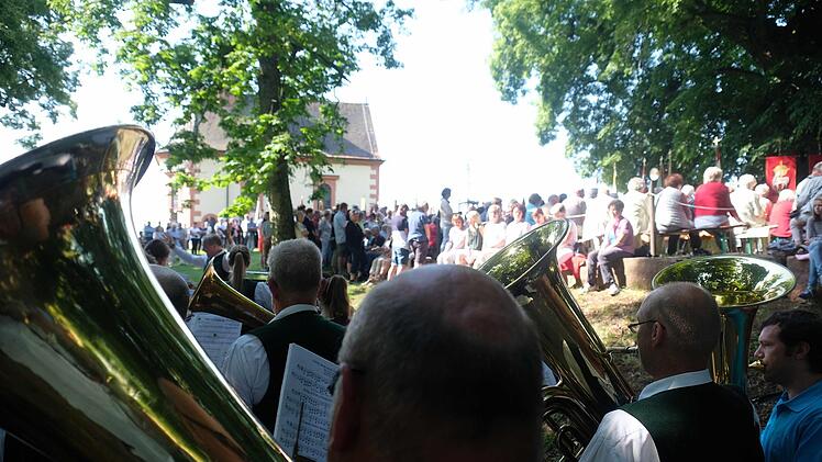 Die aus verschiedenen Orten zusammengesetzte Blaskapelle setzte unter der Leitung von Thomas Fürst (aus Aura) den musikalischen Rahmen und gab auch ein Standkonzert am Festzelt. Foto: Gerd Schaar