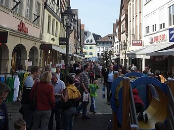 Für die einen ist es ein Einkaufsvergnügen mit Eventcharakter, für die anderen bedeutet ein verkaufsoffener Sonntag nur Arbeit. Der Einzelhandel schätzt die Möglichkeit zusätzlichen Umsatz zu generieren, Kirchen und Gewerkschaften stemmen sich gegen  den Ausverkauf eines Ruhetags. Foto: Jürgen Scheibe