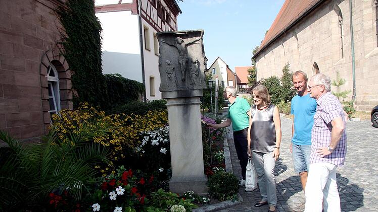 Auch der Blumenschmuck vor dem Pfarrhaus am Kirchenplatz ist jedes Jahr ein Hingucker für die Jurymitglieder. Foto: Richard Sänger