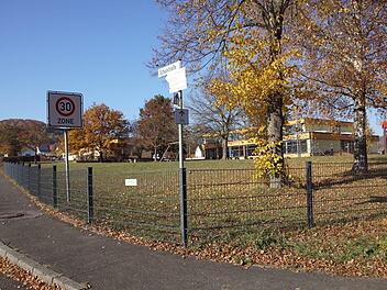 An der Einmündung in die Straße nach Obersteinbach wurde der  Spielplatz an der Schule in Untersteinbach bereits eingezäunt. Jetzt  soll der Zaun bis zum Eingang zum Schulgelände auch im Siedlungsbereich  verlängert werden. Die Hecke schützt nicht genügend. Sabine Weinbeer