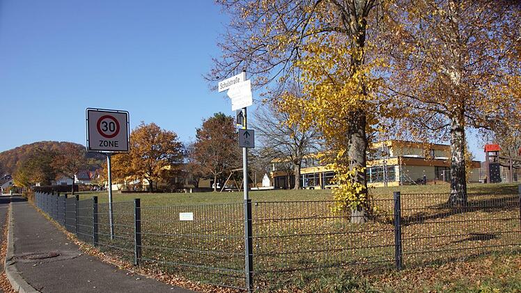 An der Einmündung in die Straße nach Obersteinbach wurde der  Spielplatz an der Schule in Untersteinbach bereits eingezäunt. Jetzt  soll der Zaun bis zum Eingang zum Schulgelände auch im Siedlungsbereich  verlängert werden. Die Hecke schützt nicht genügend. Sabine Weinbeer