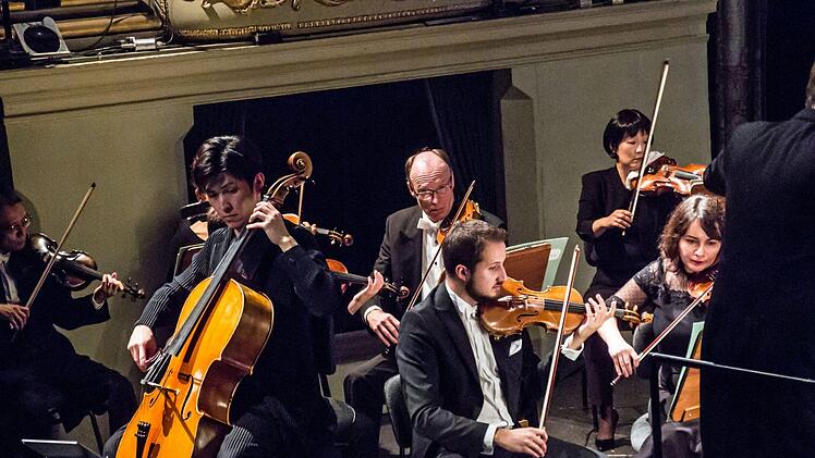 Gefeierter Solist beim Sinfoniekonzert im Landestheater  Coburg war der junge Cellist Woongwhee Moon. Seit 2018 ist er Solo-Cellist des Philharmonischen Orchesters.Foto: Jochen Berger
