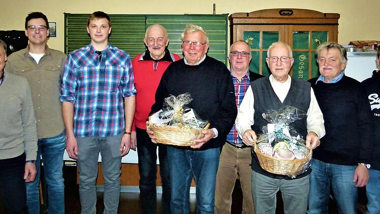 Ehrungen bei den Kauerndorfer Sängern; im Bild (von links) Gerhard Wehner, Daniel Pietruska, Vorsitzender Stefan Pietruska, 2. Vorsitzender Reinhold Dippold, Gerhard Ströhlein, Bürgermeister Stephan Heckel-Michel, Ehrenvorsitzender Detlef Kühl, Schriftführer Manfred Richter und Tobias Schubert  Foto: Werner Reißaus