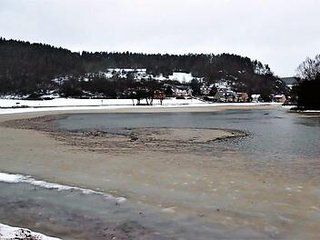 Das zwischen Oberailsfeld und Unterailsfeld recht breite Tal hat sich durch den Ailsbach zu einem großen See gewandelt.