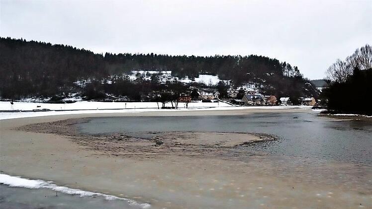 Das zwischen Oberailsfeld und Unterailsfeld recht breite Tal hat sich durch den Ailsbach zu einem großen See gewandelt.