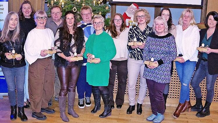 Die Lebenshilfe Kronach mit ihrem Vorsitzenden Florian Kleine-Herzbruch (links) und Gesch&auml;ftsf&uuml;hrer Christian Cartus (rechts) ehrte langj&auml;hrigen Besch&auml;ftigte.