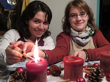 Constanza freut sich auf Weihnachten mit ihrer Freundin Sina und deren Familie in Sulzthal, auch wenn das 12 000 Kilometer weit weg von ihrem Heimatort in Chile entfernt ist. Fotos: Doris Bauer