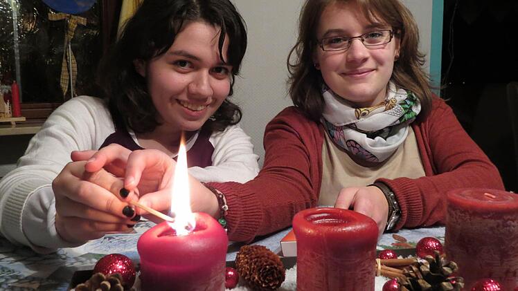 Constanza freut sich auf Weihnachten mit ihrer Freundin Sina und deren Familie in Sulzthal, auch wenn das 12 000 Kilometer weit weg von ihrem Heimatort in Chile entfernt ist. Fotos: Doris Bauer