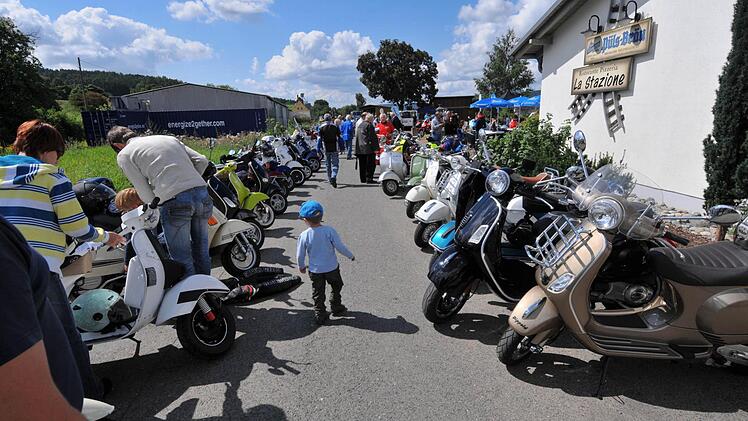 So sieht es aus, wenn vor dem alten Bahnhof in Kaltenbrunn Vespa-Treffen ist