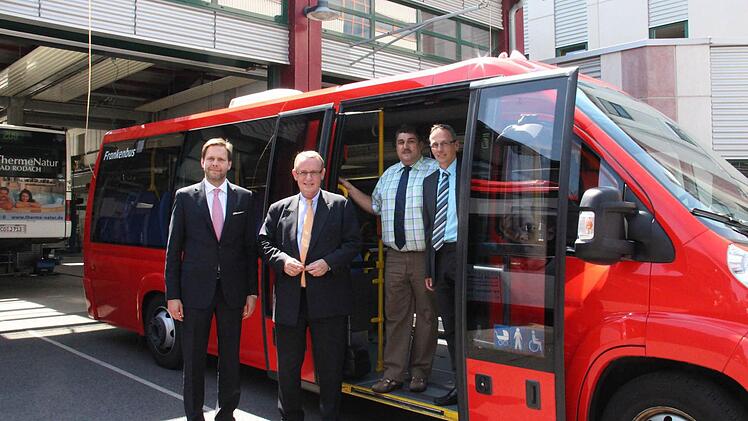 Nach Eisfeld fahren nur noch die kleinen OVF-Busse: Regionalleiter Frank Westermann, DB-Regio-Bus-Vorstand Michael Hahn, Niederlassungsleiter Thomas Goller und Marketingleiter Jörg Konrad bei der Besichtigung der OVF-Niederlassung Coburg. Foto: Simone Bastian