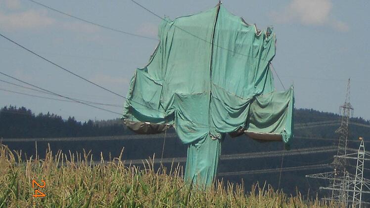 Einer der 110-kV-Starkstrommasten ist eingepackt, damit die alte Farbe entfernt werden kann.  Foto: privat