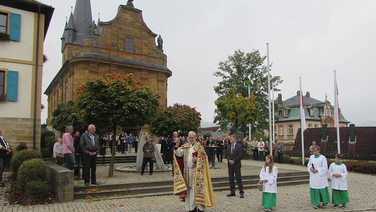 Domkapitular i. R. Aloias Albrecht erbittet den Segen Gottes für die erneuerte Straße. Foto: Astrid Ehrnsperger