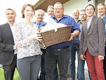 Einen kunstvoll geflochtenen Korb mit einem Kuschelkissen überreichten die Obermeister mit dem Kreishandwerksmeister der Bundestagsabgeordneten (von links): Michael Limmer, Emmi Zeulner, Walter Limmer, Frank Wagner, Mathias Söllner, Wolfgang Schubert-Raab, Bodo Gutgesell, Winfried Adolf, Martin Wunner, Peter Süß.