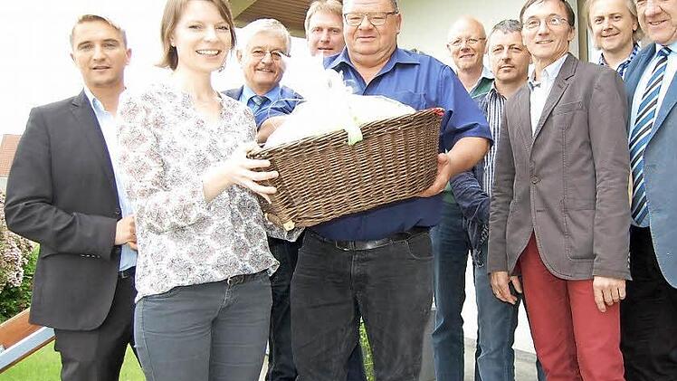 Einen kunstvoll geflochtenen Korb mit einem Kuschelkissen überreichten die Obermeister mit dem Kreishandwerksmeister der Bundestagsabgeordneten (von links): Michael Limmer, Emmi Zeulner, Walter Limmer, Frank Wagner, Mathias Söllner, Wolfgang Schubert-Raab, Bodo Gutgesell, Winfried Adolf, Martin Wunner, Peter Süß.