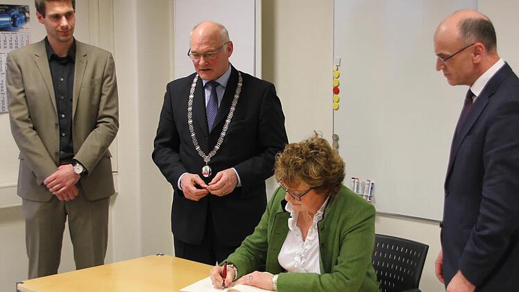 Monika Hohlmeier trug sich ins goldene Buch der Stadt Hofheim ein. Dabei schauten ihr über die Schulter, von links: CSU-Ortsvorsitzender Andreas Dellert, Bürgermeister Wolfgang Borst und Landrat Wilhelm Schneider.
