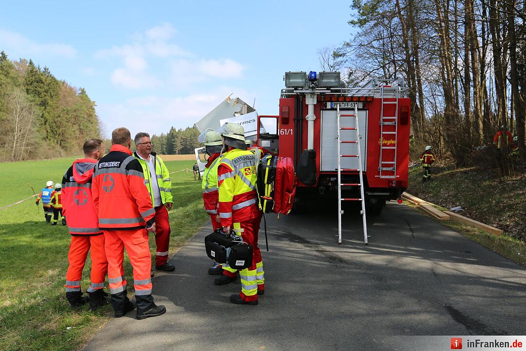 Lkw kracht gegen Schulbus
