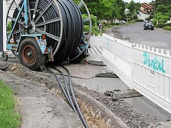 An der Abt-Degen-Straße/Ecke Johann-Langhans-Straße liegt eine der großen Kabeltrommeln der Telekom. An der Abt-Degen-Straße (rechts) verlegt die Firma die Glasfaserkabel.  Foto: Ronald Heck