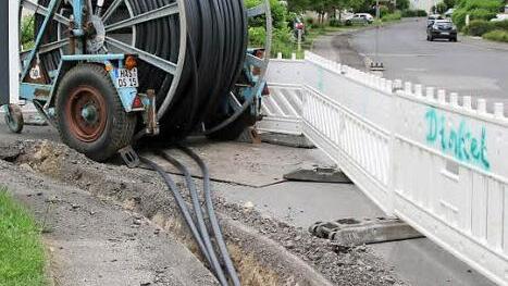 An der Abt-Degen-Straße/Ecke Johann-Langhans-Straße liegt eine der großen Kabeltrommeln der Telekom. An der Abt-Degen-Straße (rechts) verlegt die Firma die Glasfaserkabel.  Foto: Ronald Heck