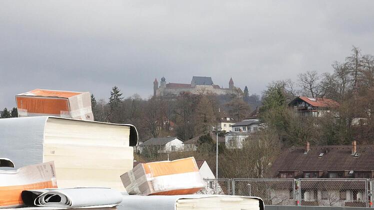 Blick vom Dach der im Bau befindlichen Dreifachturnhalle an der Karchestraße Richtung Veste. Die Halle ist eine der großen Investitionen der Stadt im Jahr 2017. Foto: Simone Bastian