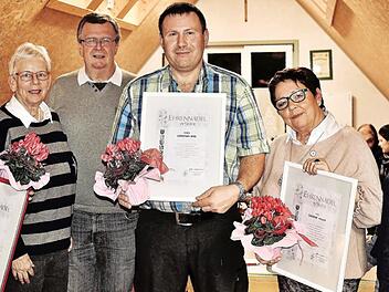 Der Obst- und Gartenbauverein Pfaffendorf zeichnete Dagmar Heller (Zweite von rechts), Christian Birk (Dritter von rechts) und Silvia St&ouml;ckert (links) f&uuml;r 25-j&auml;hrige Mitgliedschaft aus. Dazu gratulierten Vorsitzende Maria Wiehle (rechts), Dritte B&uuml;rgermeisterin Allmut Schuhmann (Zweite von links) und Altb&uuml;rgermeister Georg Vonbrunn (Dritter von links).  Foto: Bernd Kleinert