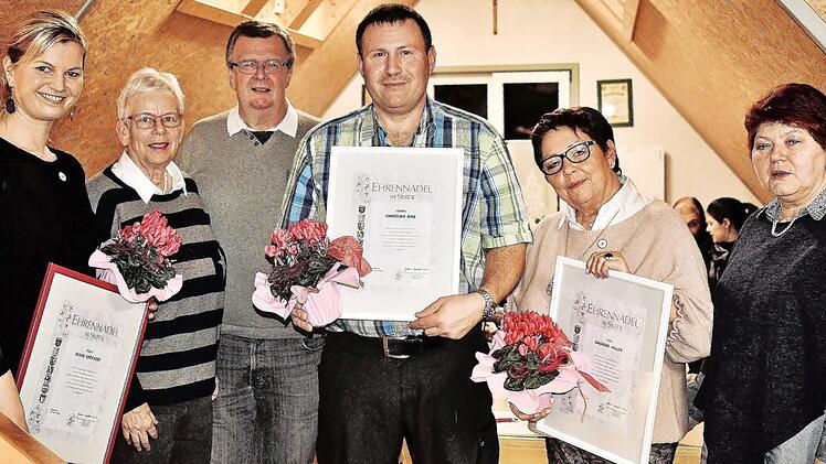 Der Obst- und Gartenbauverein Pfaffendorf zeichnete Dagmar Heller (Zweite von rechts), Christian Birk (Dritter von rechts) und Silvia St&ouml;ckert (links) f&uuml;r 25-j&auml;hrige Mitgliedschaft aus. Dazu gratulierten Vorsitzende Maria Wiehle (rechts), Dritte B&uuml;rgermeisterin Allmut Schuhmann (Zweite von links) und Altb&uuml;rgermeister Georg Vonbrunn (Dritter von links).  Foto: Bernd Kleinert