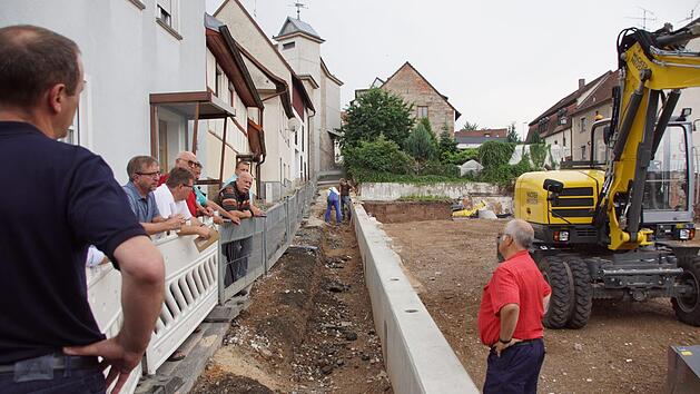 Vom Baufortschritt &uuml;berzeugten sich B&uuml;rgermeister Michael Ziegler und sein Bauausschuss am Montag am k&uuml;nftigen Altstadtparkplatz bei Peter Knieling, der die Bauma&szlig;nahme koordiniert.Sabine Weinbeer