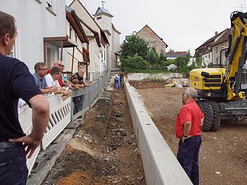 Vom Baufortschritt überzeugten sich Bürgermeister Michael Ziegler und sein Bauausschuss am Montag am künftigen Altstadtparkplatz bei Peter Knieling, der die Baumaßnahme koordiniert.Sabine Weinbeer