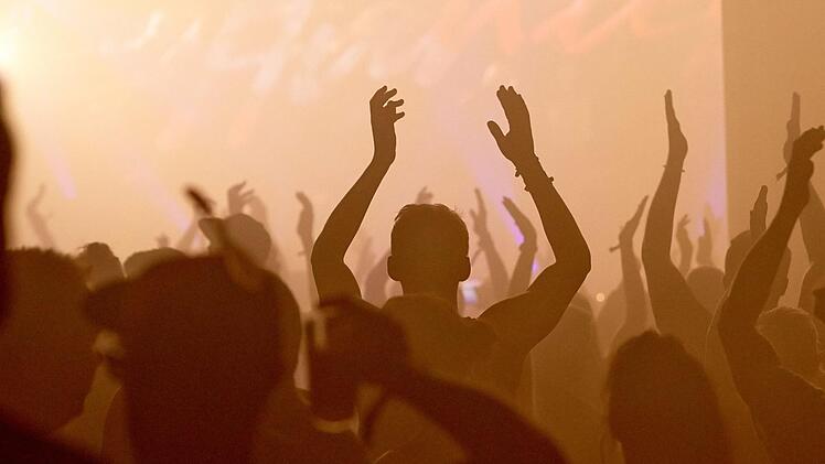 In Gem&uuml;nden am Main fand am Wochenende das Elektro-Festival "Tanzinsel" statt. Die Polizei zieht Bilanz.  Symbolbild: Thomas Frey/dpa