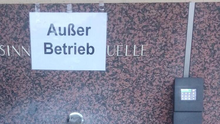 An der Abfüllanlage im Staatsbad können sich Einheimische mit einer Heilquellenkarte das Bad Brückenauer Wasser holen. Foto: Ulrike Müller