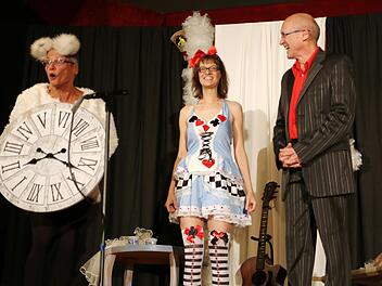 "Alice im Franken-Wonderland" mit (von links) Edina Thern sowie Priscilla und Thomas Oechsener. Foto: Klaus Klaschka