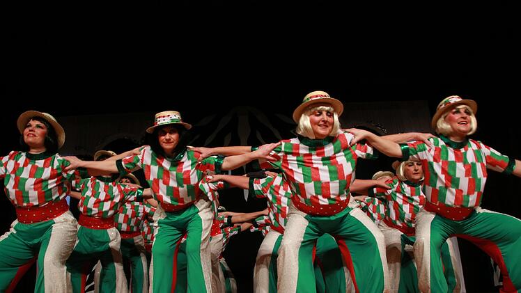 Das Weiberballett grüßt aus "Bella Italia". Foto: Jürgen Gärtner