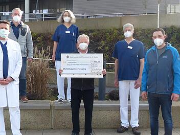 Zur Übergabe der Spende  trafen  sich (von links) der Vorsitzende des  Fördervereins Dr. Michael Schneider, Burglauers Bürgermeister Marco  Heinickel, die leitende Ärztin der Palliativstation Doktor Ute Hilby,  Ehrenvorsitzender   und Initiator der Christbaumversteigerung Wolfgang  Bötsch, Matthias Borst von der Stationsleitung und der Vorsitzende der  "Lauertaler Musikanten" Michael Mangold.