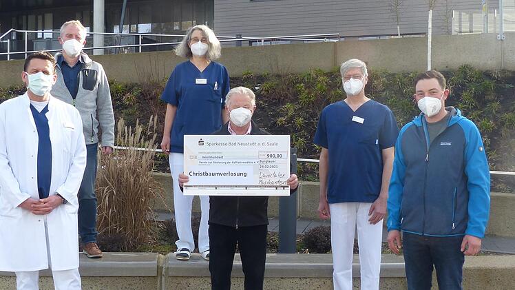 Zur Übergabe der Spende  trafen  sich (von links) der Vorsitzende des  Fördervereins Dr. Michael Schneider, Burglauers Bürgermeister Marco  Heinickel, die leitende Ärztin der Palliativstation Doktor Ute Hilby,  Ehrenvorsitzender   und Initiator der Christbaumversteigerung Wolfgang  Bötsch, Matthias Borst von der Stationsleitung und der Vorsitzende der  "Lauertaler Musikanten" Michael Mangold.