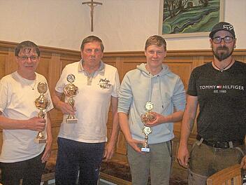 Michael Könitz grüßt als wiedergewählter Vorsitzender und Clubmeister. Unser Bild zeigt ihn mit (nach rechts) Vize-Clubmeister Klaus Herold, Felix Schmidt (Dritter) sowie dem neuen Sportleiter Max Schmidt jun.