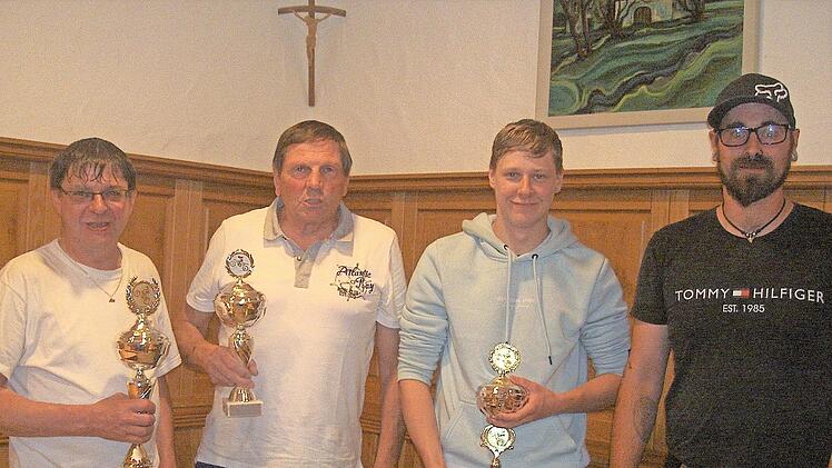Michael Könitz grüßt als wiedergewählter Vorsitzender und Clubmeister. Unser Bild zeigt ihn mit (nach rechts) Vize-Clubmeister Klaus Herold, Felix Schmidt (Dritter) sowie dem neuen Sportleiter Max Schmidt jun.
