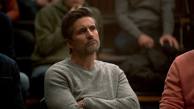 Macho Ulf (Tom Beck) hat sichtlich daran zu knabbern, seinen Job zugunsten einer jungen, aufstrebenden Journalistin verloren zu haben.