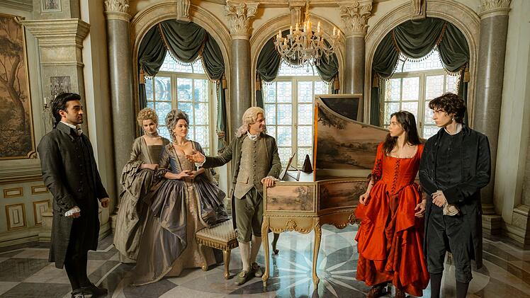 "Mozart/Mozart" &uuml;berzeugt nicht zuletzt mit einem tollen  Cast (von links: Eidin Jalali als Antonio Salieri, Lisa Vicari als Gr&auml;fin von Greiner, Verena Altenberger als Marie Antoinette, Philipp Hochmair als Kaiser Joseph II., Havana Joy als Maria Anna Mozart und Eren M. G&uuml;vercin als Wolfgang Amadeus Mozart).