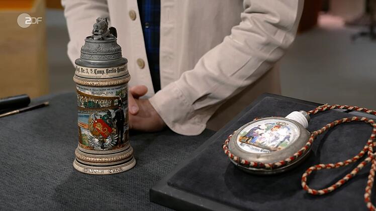 Reservistika (Krug und eine Feldflasche) um 1911 sch&auml;tzte Experte Detlev K&uuml;mmel auf 450 bis 550 Euro. F&uuml;r die Erinnerungsst&uuml;cke aus der Reservistenzeit ihres Ur-Gro&szlig;vaters w&uuml;nschten sich die Br&uuml;der 700 bis 750 Euro, doch im H&auml;ndlerraum zahlte Christian Vechtel nur 400 Euro f&uuml;r beide St&uuml;cke.