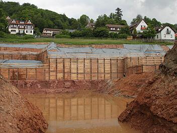 Unter ihren Fenstern entsteht das wichtigste Bauprojekt der Stadt: Das neue Haus Waldenfels. Doch die Hausbesitzer fürchten um die Stabilität des Hangs. Fotos: Ulrike Müller